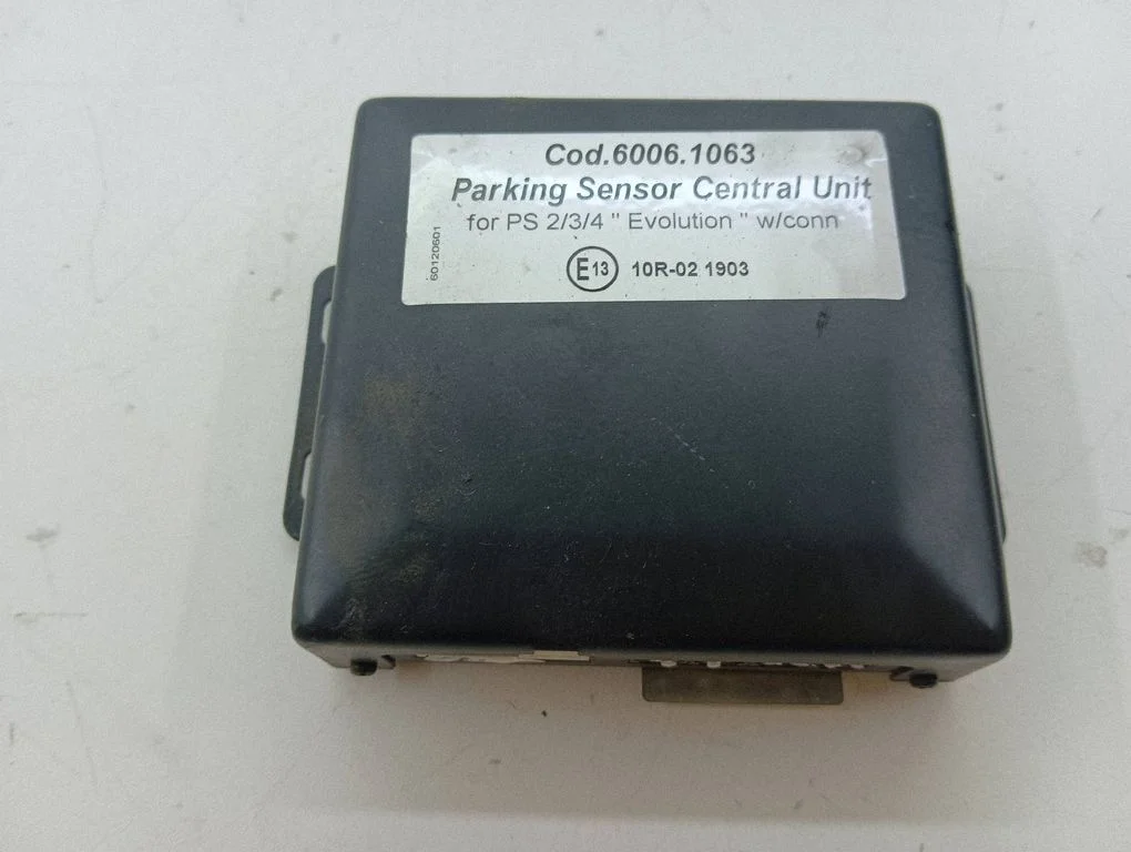 Parkošanās (PDC) sensoru vadības bloks E1310R021903