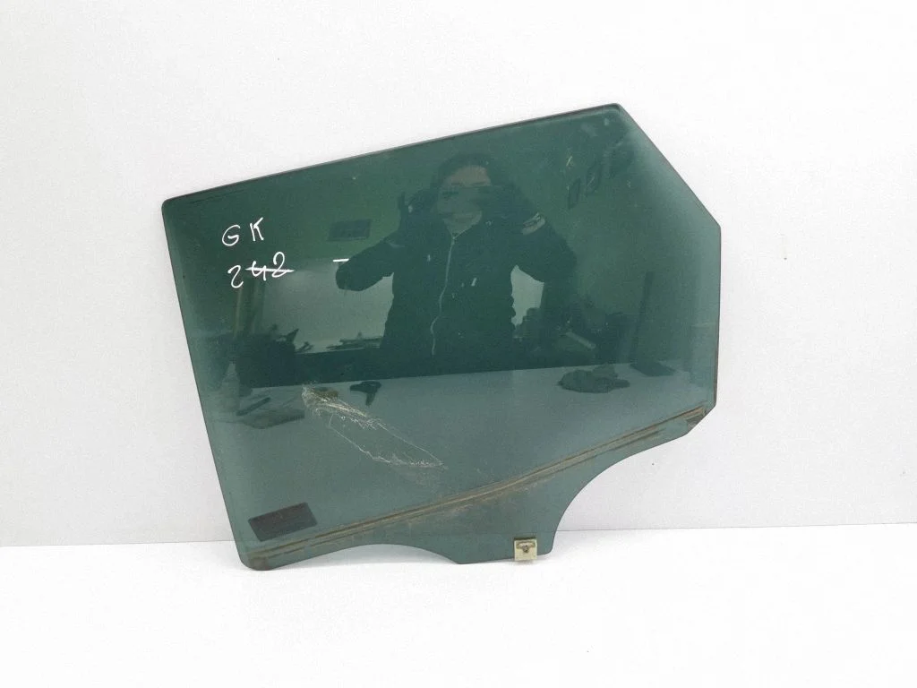 Rear door window glass MCJ0308