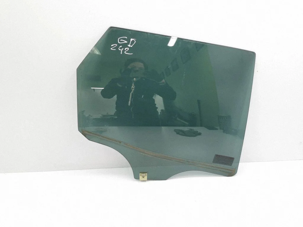 Rear door window glass MCJ0308