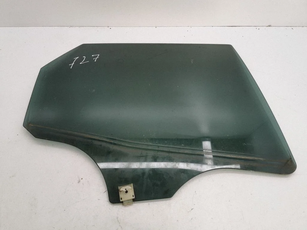 Rear door window glass MCV5771