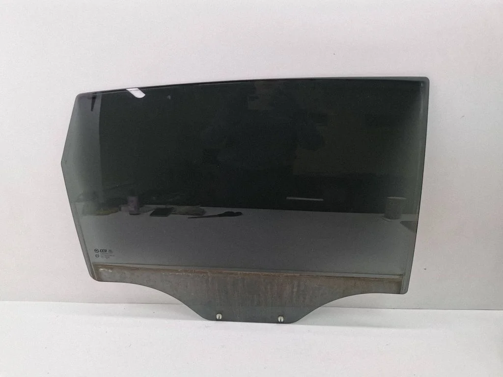 Rear door window glass E1143R000385