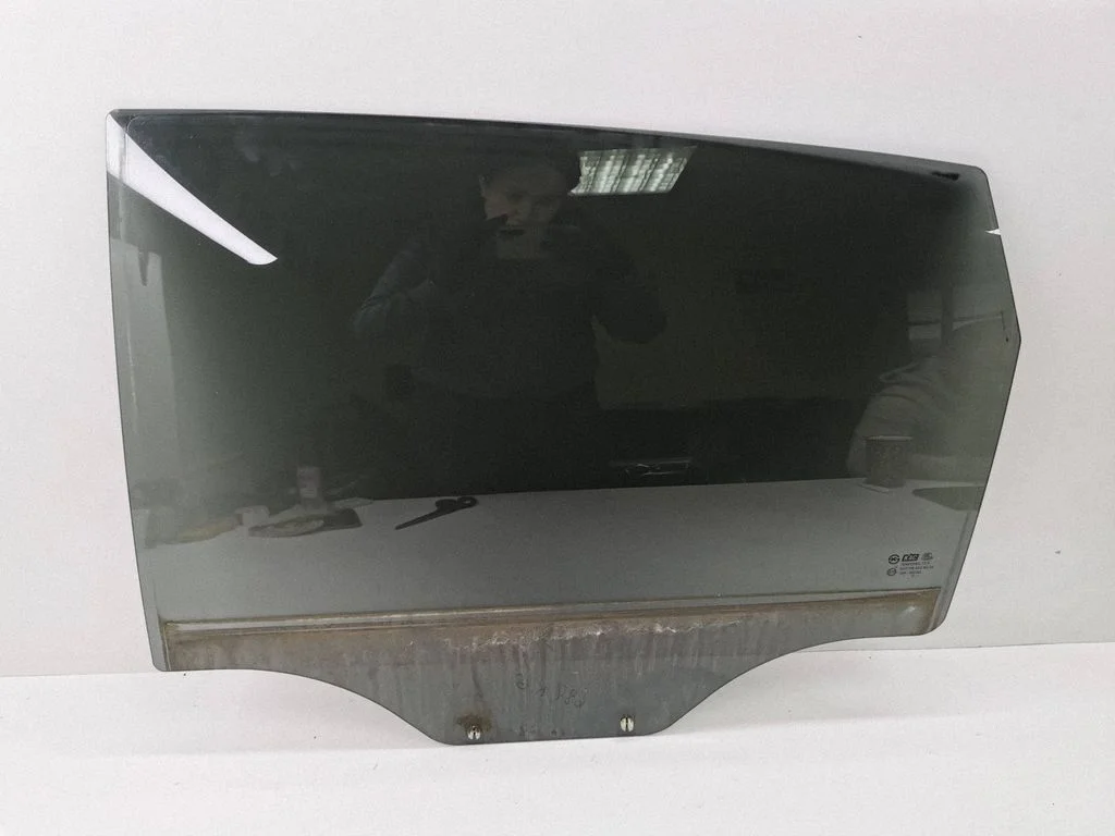 Rear door window glass E1143R000385