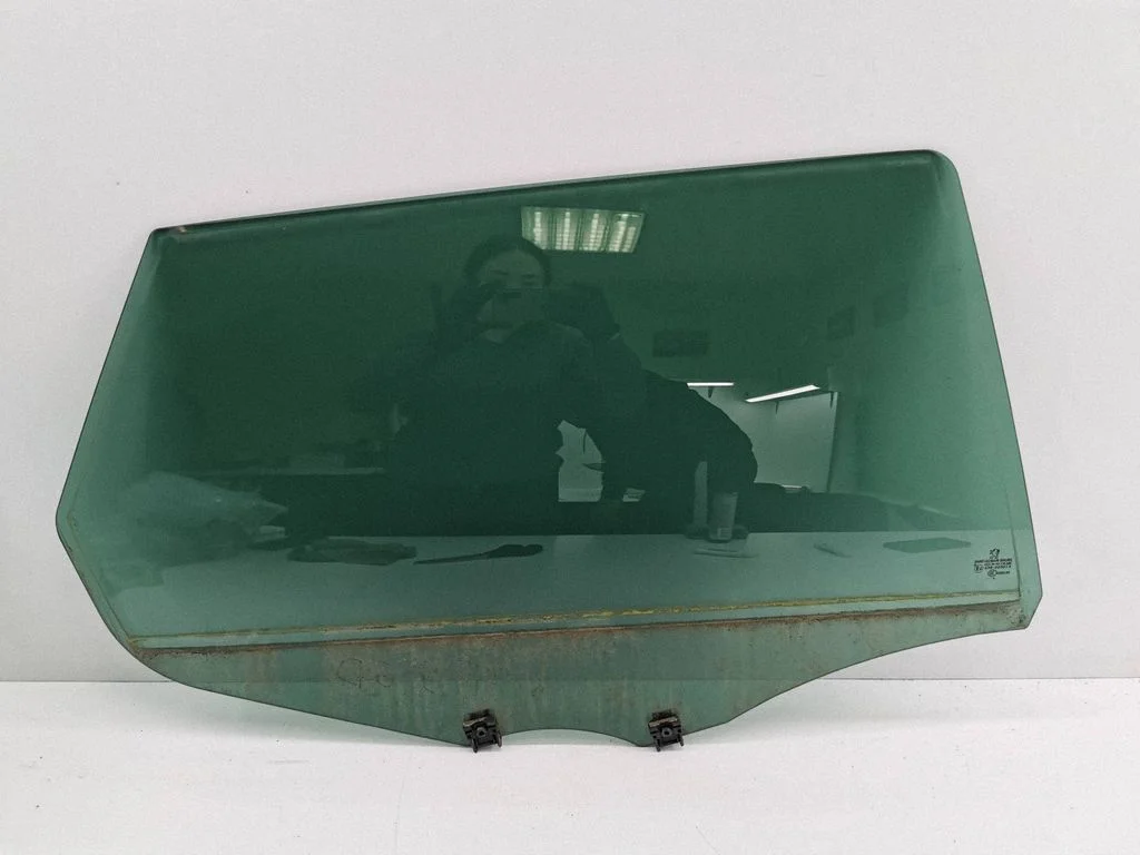 Rear door window glass E243R005013