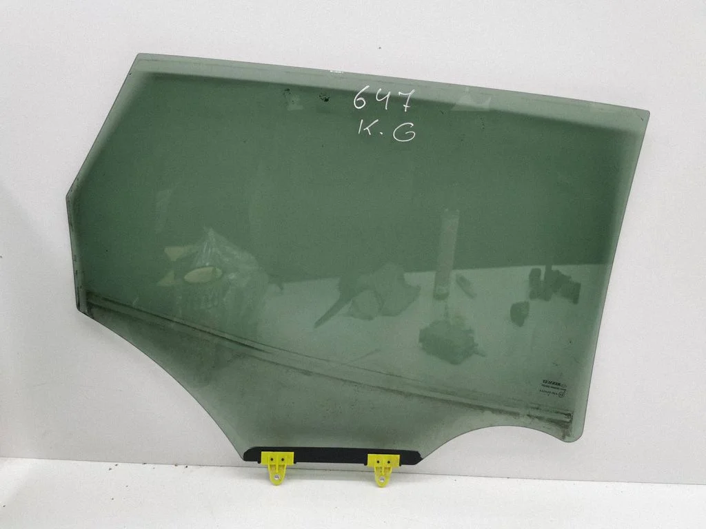 Rear door window glass E943R004524