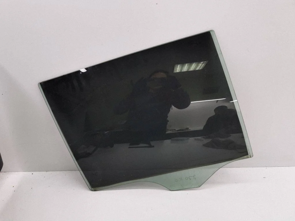 Rear door window glass E643R00049