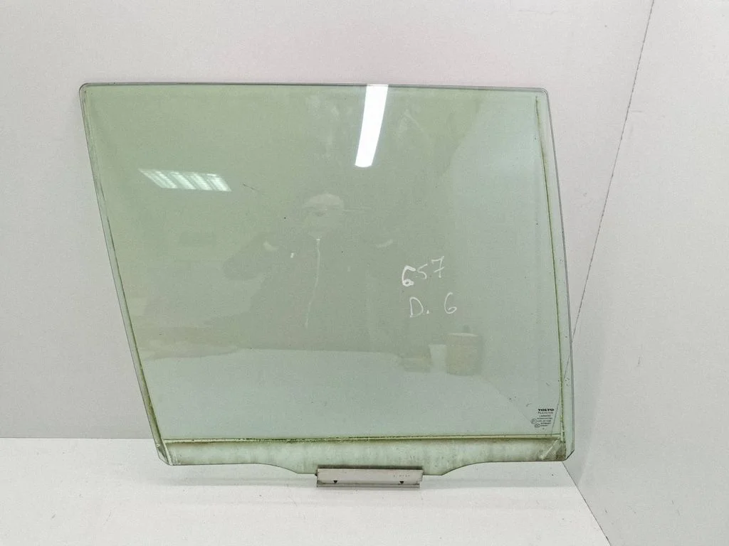 Rear door window glass E143R001596