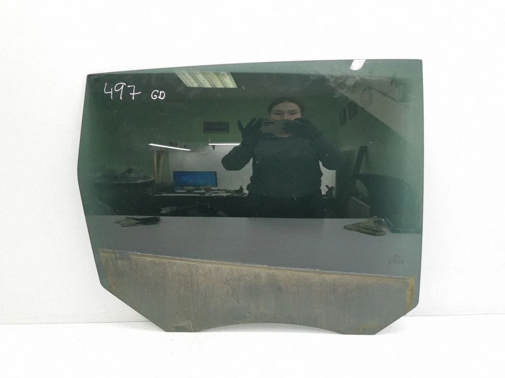 Rear door window glass 8V41S25712B