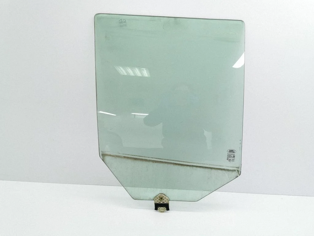 Rear door window glass E143R001582