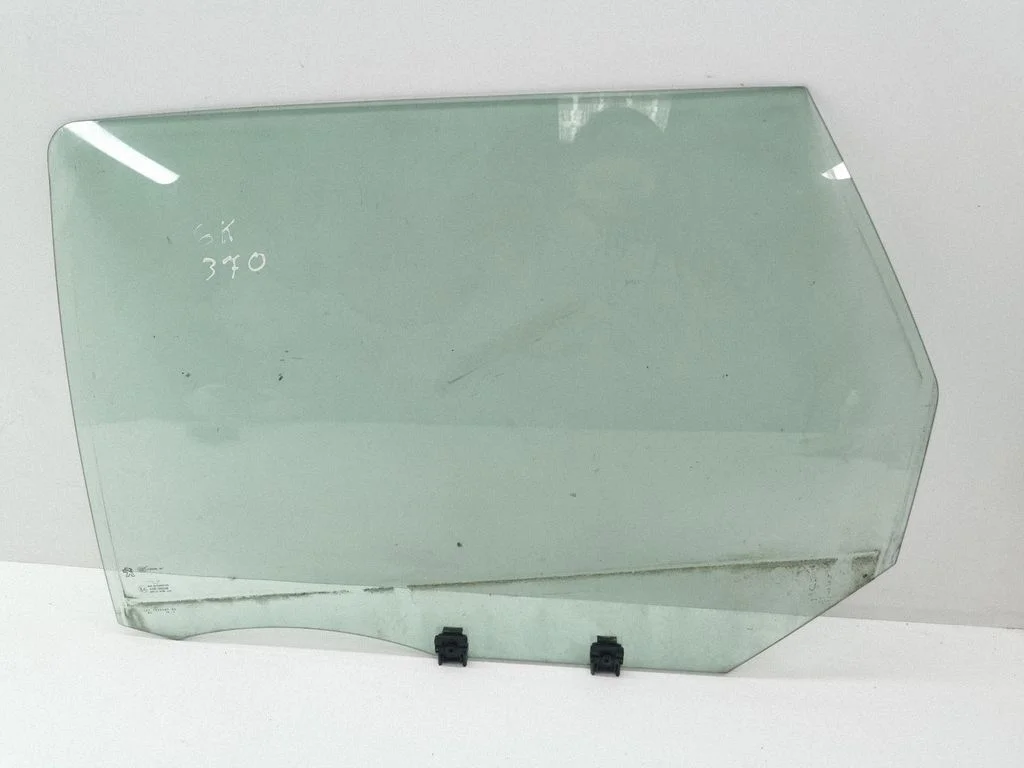 Rear door window glass E643R00048