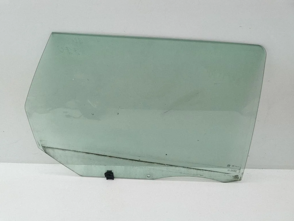 Rear door window glass E643R00048
