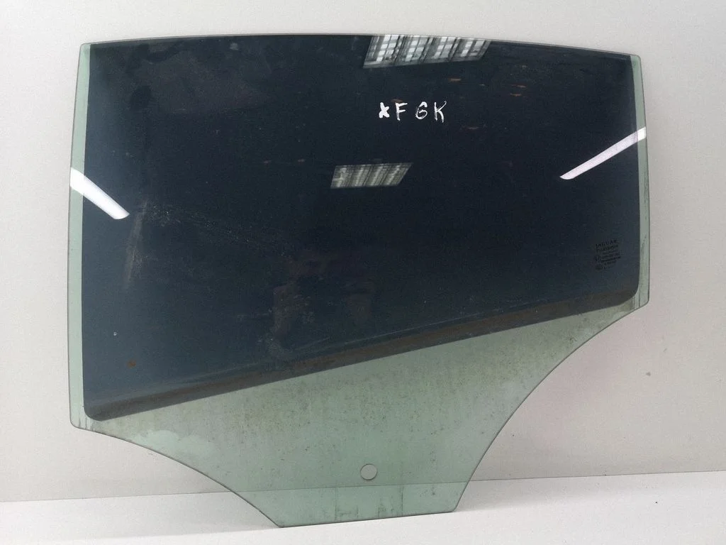 Rear door window glass D0T682AS2M3240