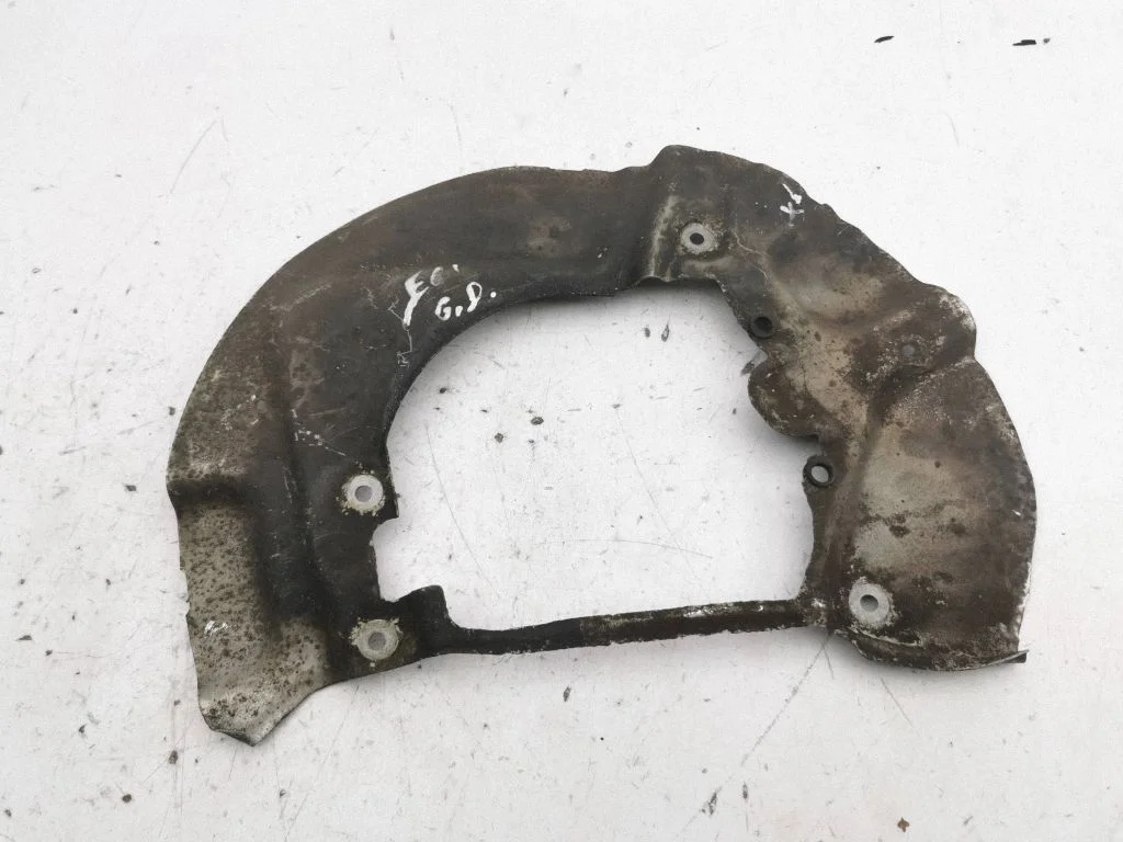 Rear brake disc plate dust cover – right