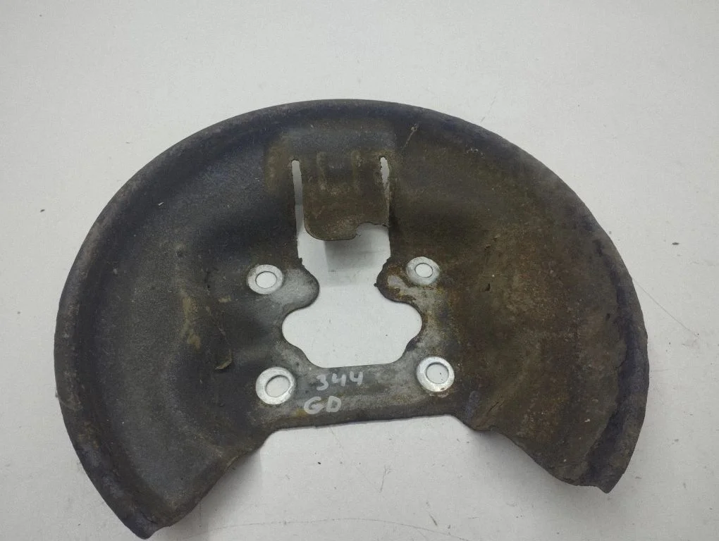 Rear brake disc plate dust cover – right