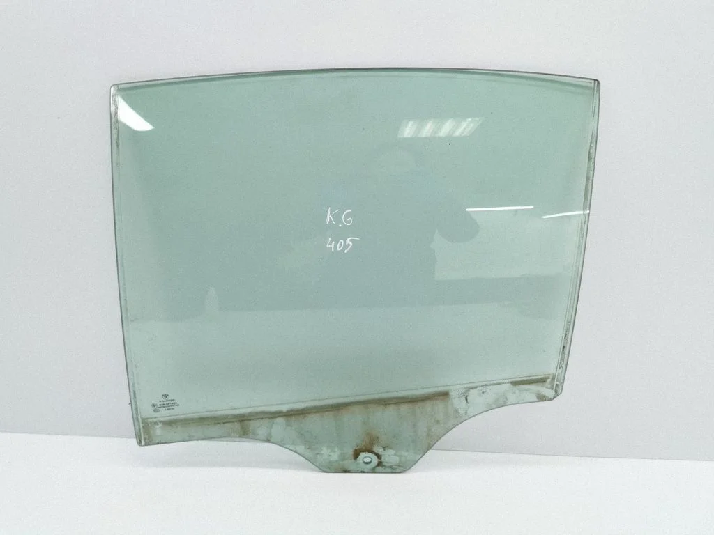 Rear door window glass E143R001605