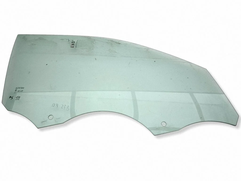 Esiukse põhiklaas (neljaukselise) – parem