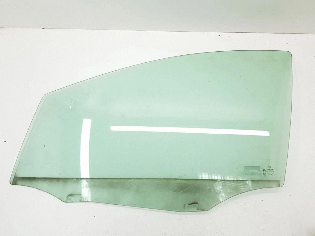 Front door window glass four-door E143R001582