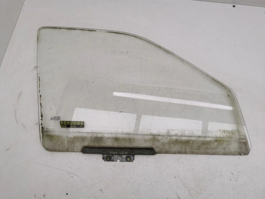 Front door window glass four-door – Ford Orion (1991-1993), right