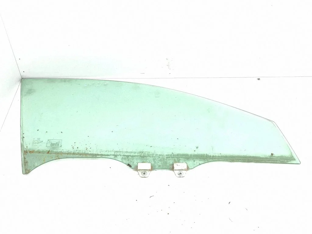 Galvenais priekšējo durvju stikls (četrdurvju) – labā