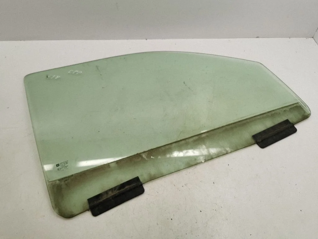 Galvenais priekšējo durvju stikls (četrdurvju) 43R000540