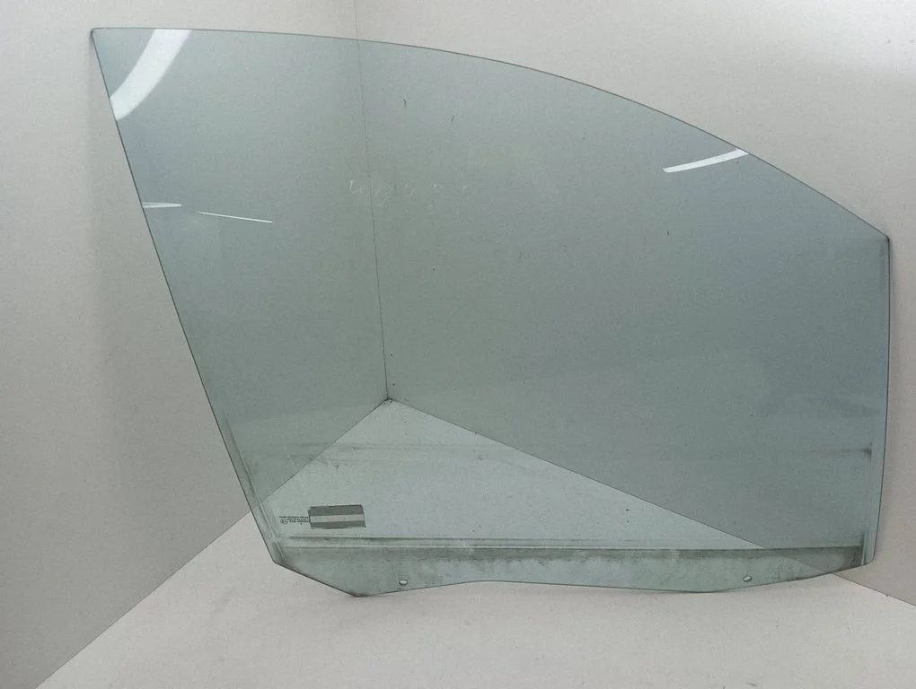 Galvenais priekšējo durvju stikls (četrdurvju) 43R000929