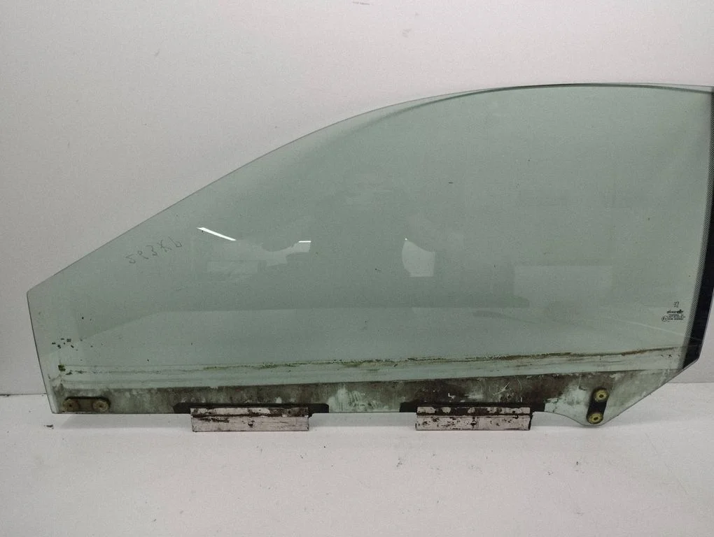 Front door window glass four-door 43R000982