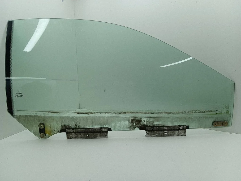 Front door window glass four-door 43R000982