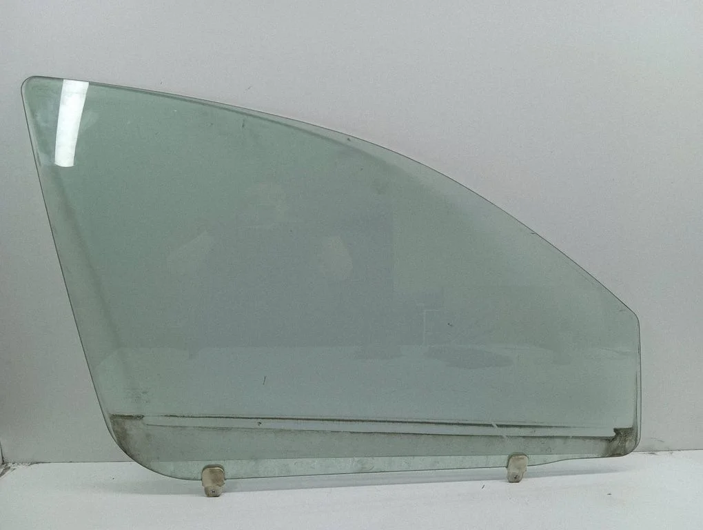 Front door window glass four-door E643R00033