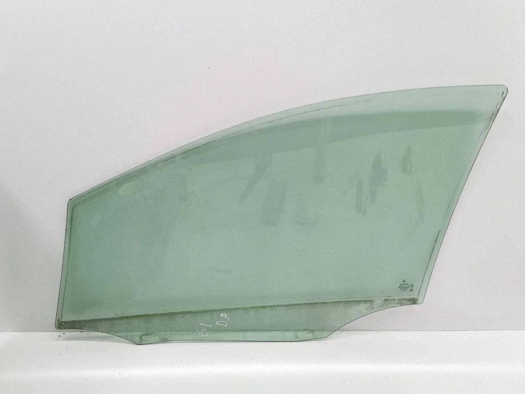 Front door window glass four-door E143R001582