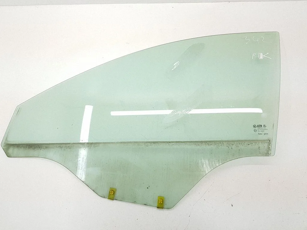 Front door window glass four-door E1143R000382