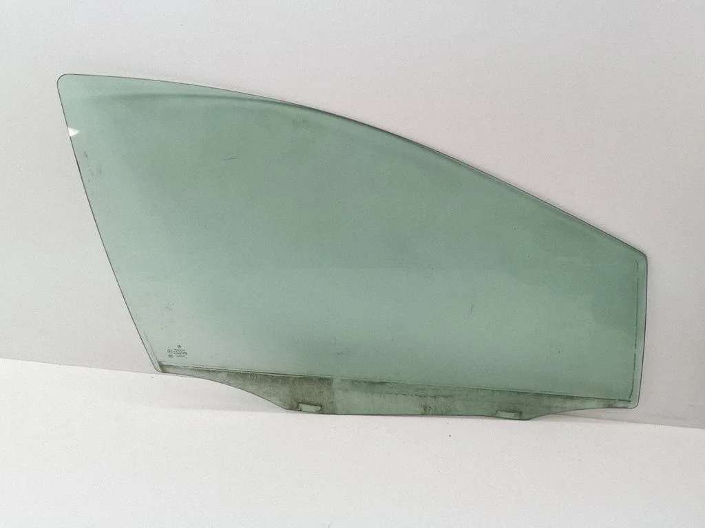 Front door window glass four-door E143R001582