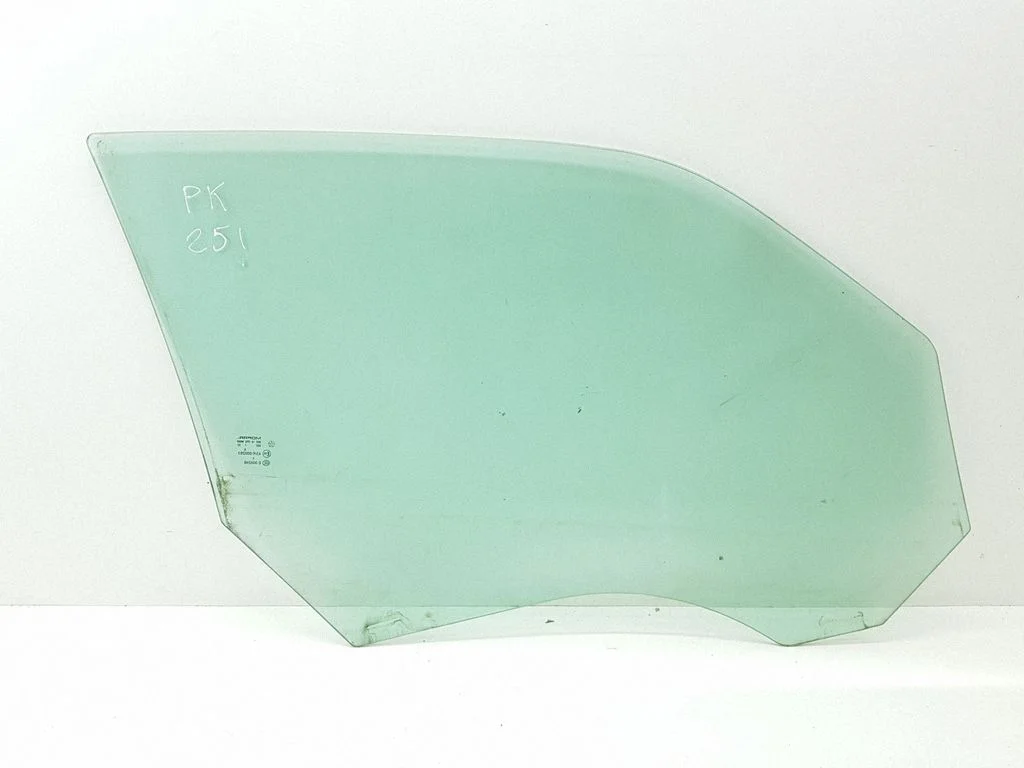 Front door window glass four-door E000248