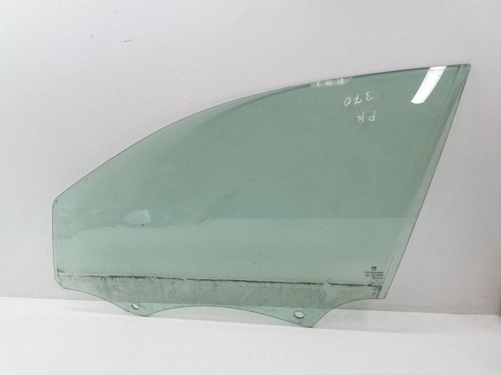 Front door window glass four-door E243R009007