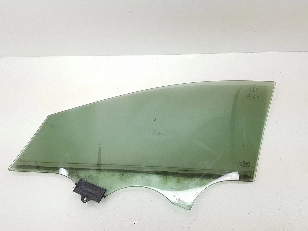 Front door window glass four-door E1143R000384