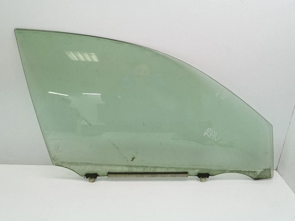 Galvenais priekšējo durvju stikls (četrdurvju) E643R00034