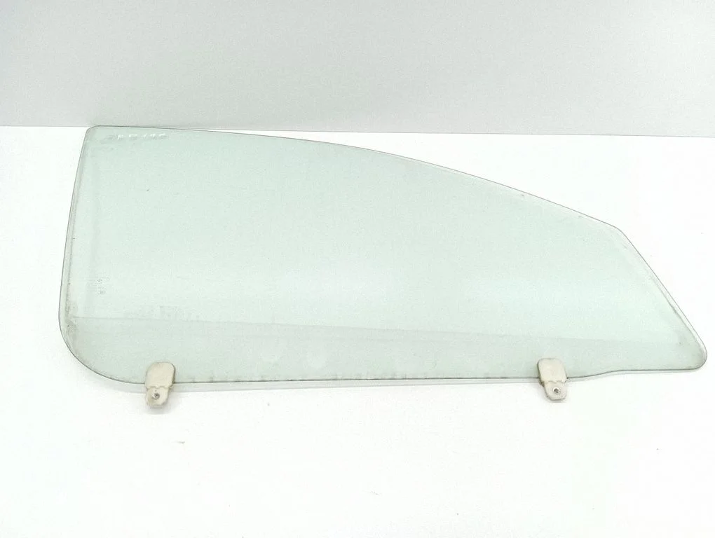 Front door window glass four-door E643R00033