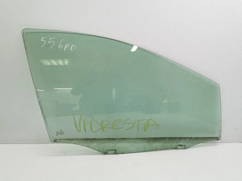 Front door window glass four-door E143R001582