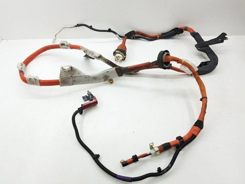 Positive cable (battery) – Toyota Prius (XW30) (2009-2015)