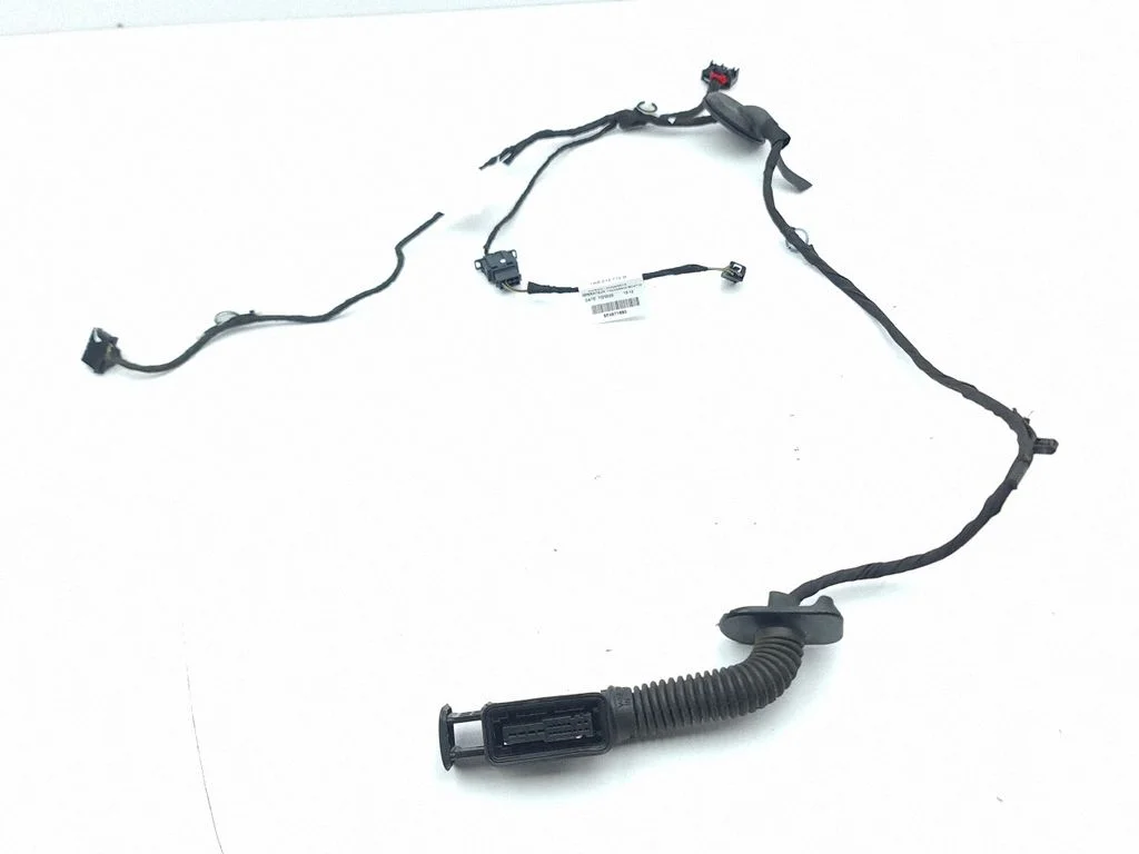Aizmugurējo durvju vadu instalācija 82G971688