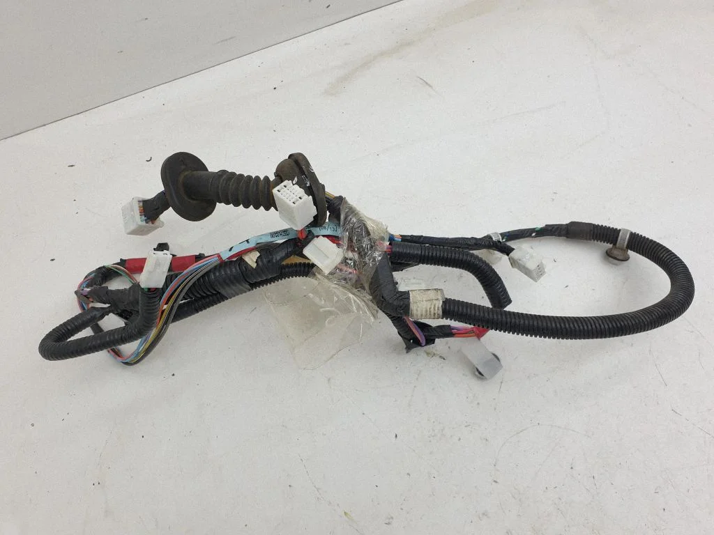 Aizmugurējo durvju vadu instalācija 8215453040C4