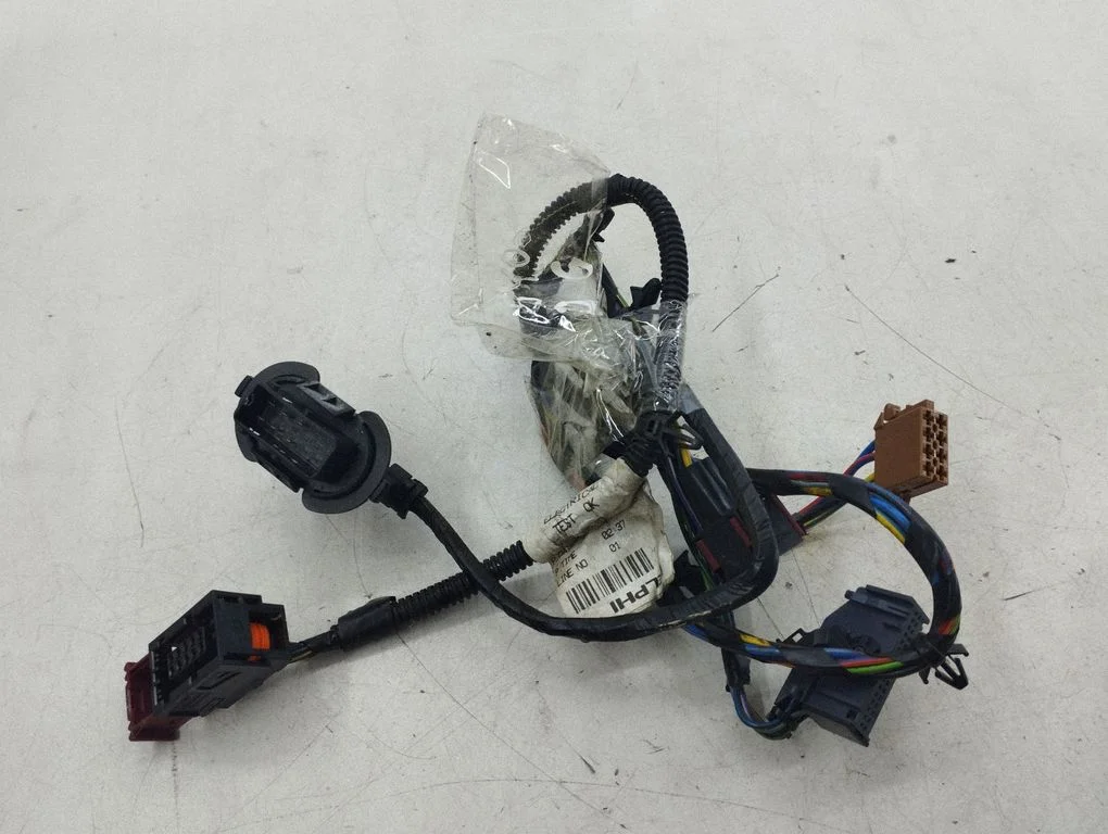 Aizmugurējo durvju vadu instalācija 12758463