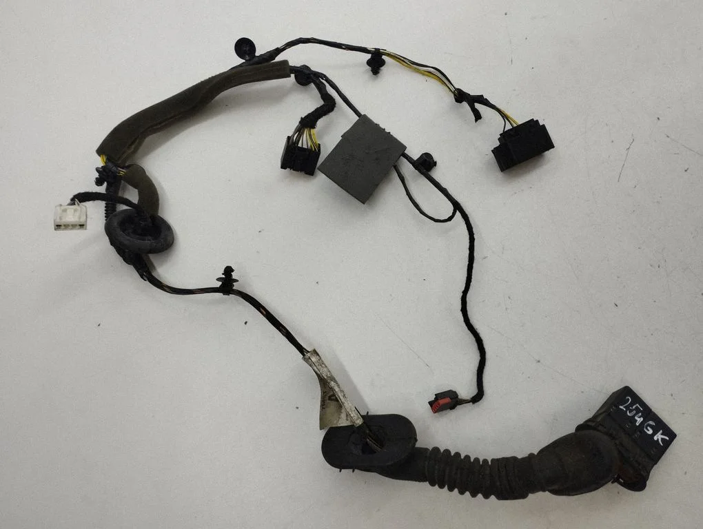 Aizmugurējo durvju vadu instalācija – Ford Kuga I (2008-2012)