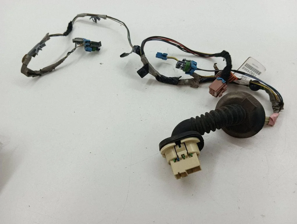Aizmugurējo durvju vadu instalācija 15824968