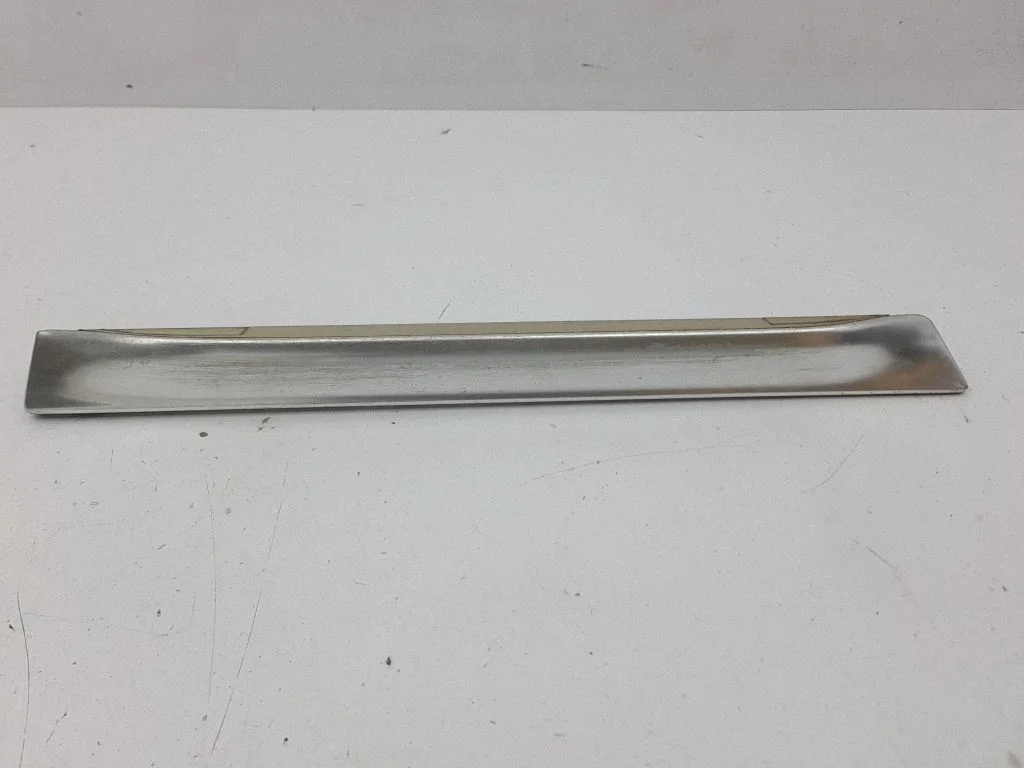 Aizmugurējo durvju apdare (molings) 4Z7853970D