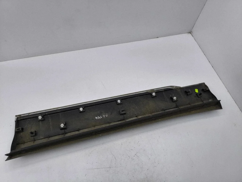 Listwa drzwi przednich 5NA854939N