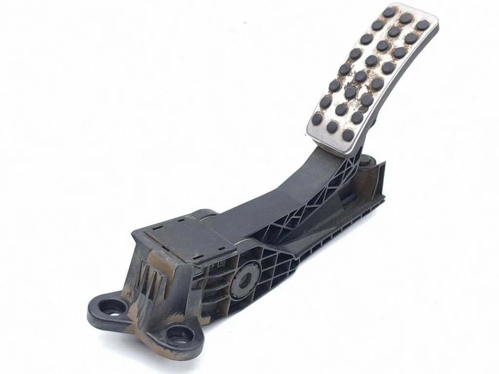 Accelerator throttle pedal A1643000104