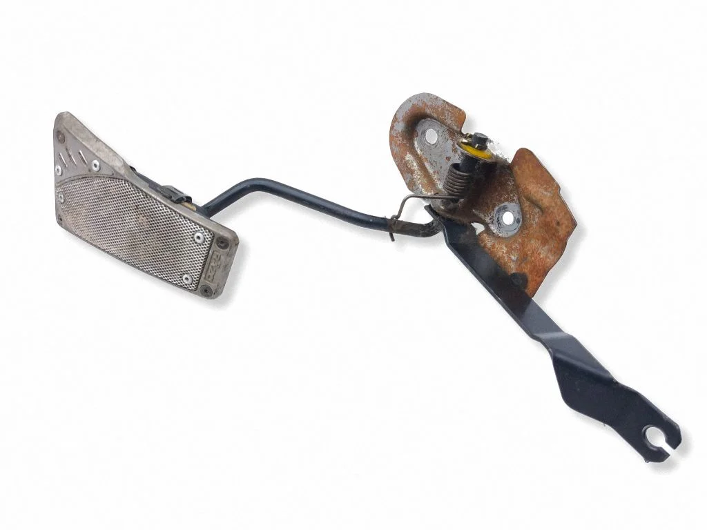 Accelerator throttle pedal