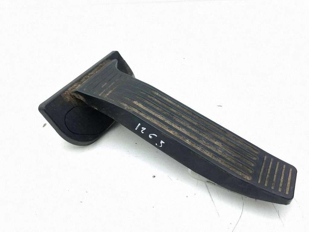 Accelerator throttle pedal