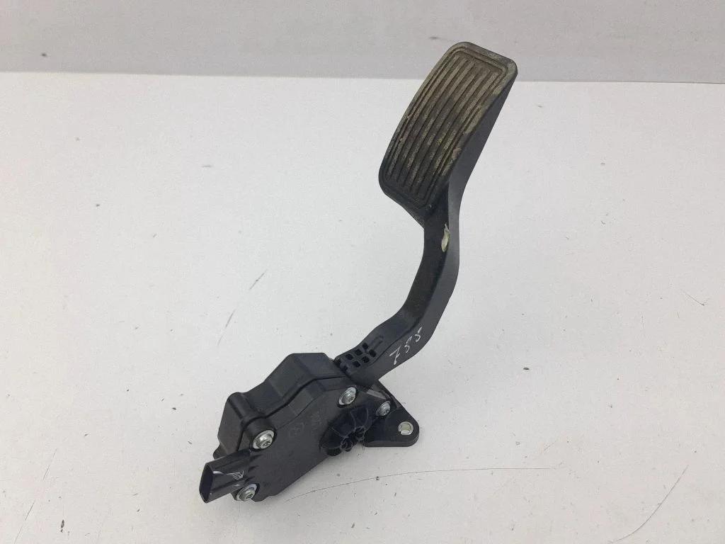 Accelerator throttle pedal K42387360