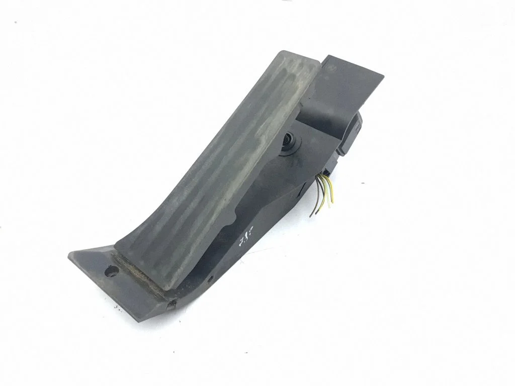 Accelerator throttle pedal 6766930