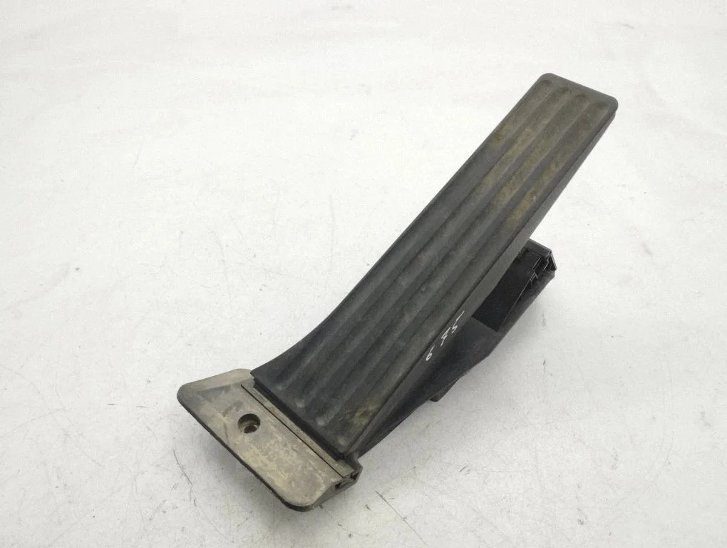 Accelerator throttle pedal 6858574